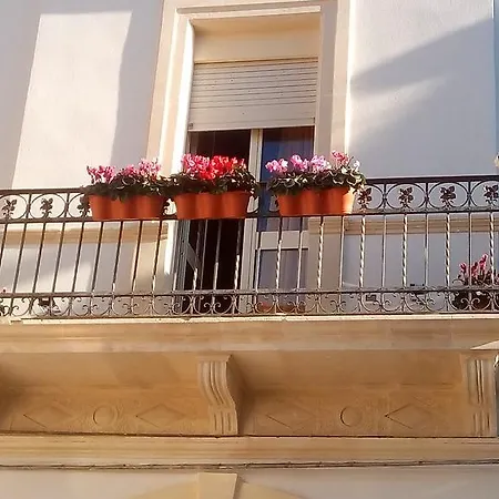 Linda House
